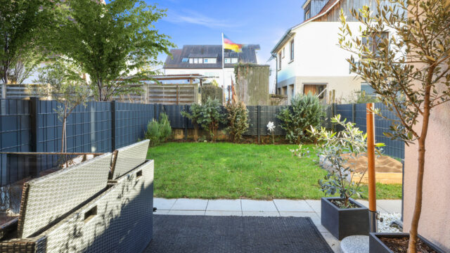 Neuwertige und moderne 3,5 Zimmerwohnung mit Garten und Garagenstellplatz in Plieningen