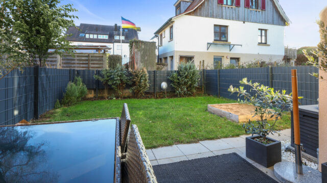 Neuwertige und moderne 3,5 Zimmerwohnung mit Garten und Garagenstellplatz in Plieningen