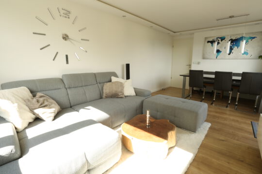 Möblierte, voll ausgestattete und moderne Drei-Zimmer Wohnung mit Blick und Garagenstellplatz